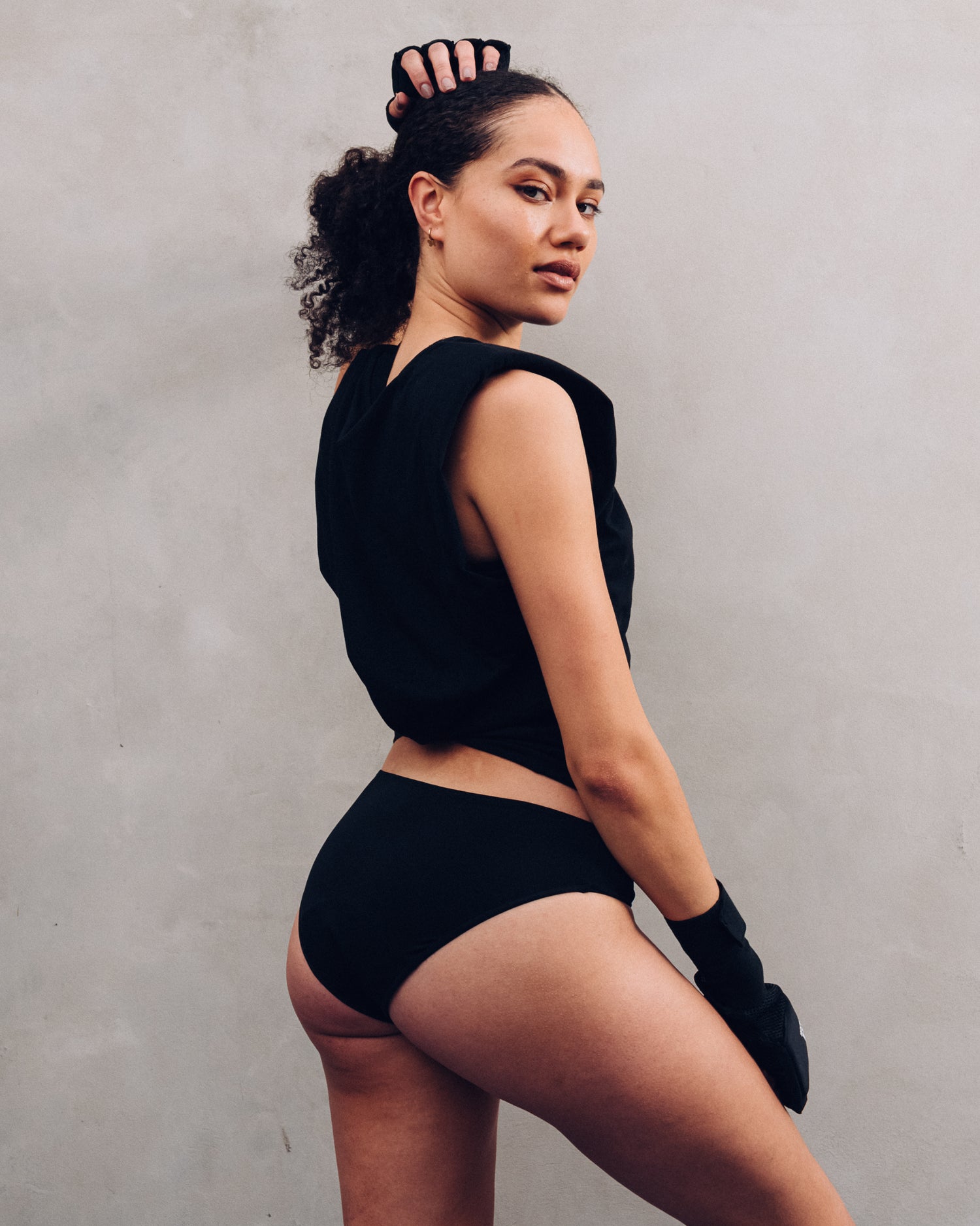 Model dat menstruatie ondergoed draagt tijdens bokstraining