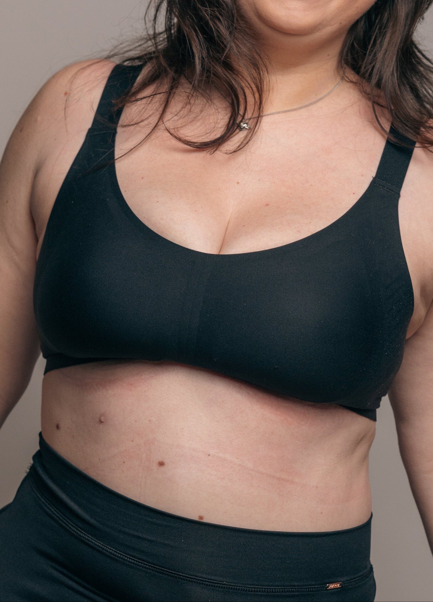 Model heeft BH maat 80E en draagt maat XL